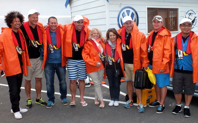 Die groep wat die uitdaging vir haaikyk aanvaar het, met Marc Lottering en Bob Skinstad links  